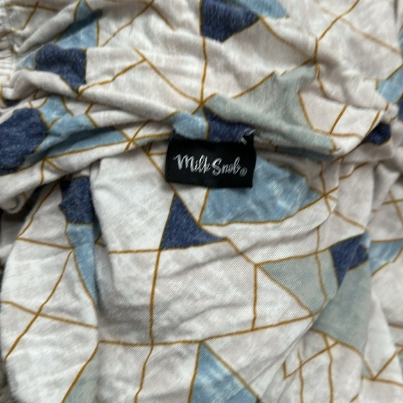 Milk snob triangle crib sheet *small hole* - Picture 2 of 3